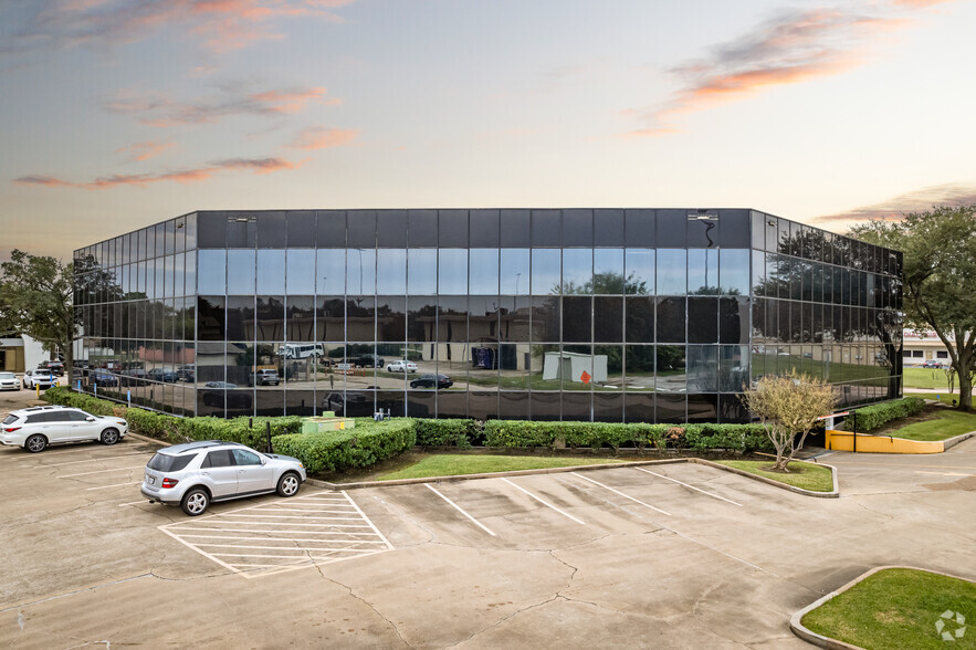 101 Southwestern Blvd, Sugar Land, TX for lease - Building Photo - Image 2 of 12