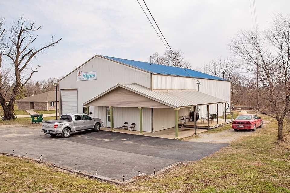 102 S Wall St, Mountain Grove, MO 65711