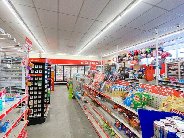 3277 Taylor Blvd, Louisville, KY for sale - Interior Photo - Image 3 of 7