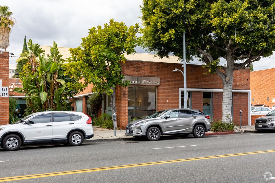 127-131 N Robertson Blvd, Beverly Hills, CA for lease - Building Photo - Image 1 of 7
