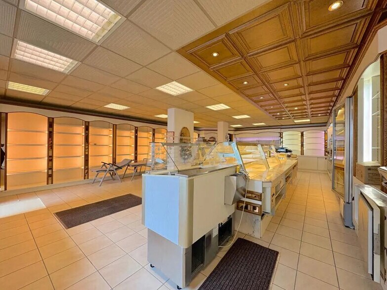 Retail in Saverne for lease - Interior Photo - Image 2 of 5
