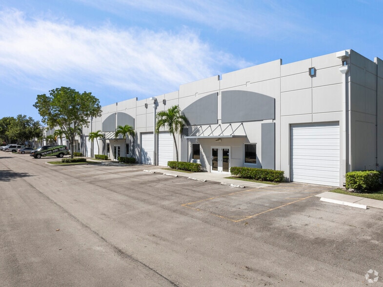 534 Mercantile Pl, Port Saint Lucie, FL for lease - Building Photo - Image 1 of 23