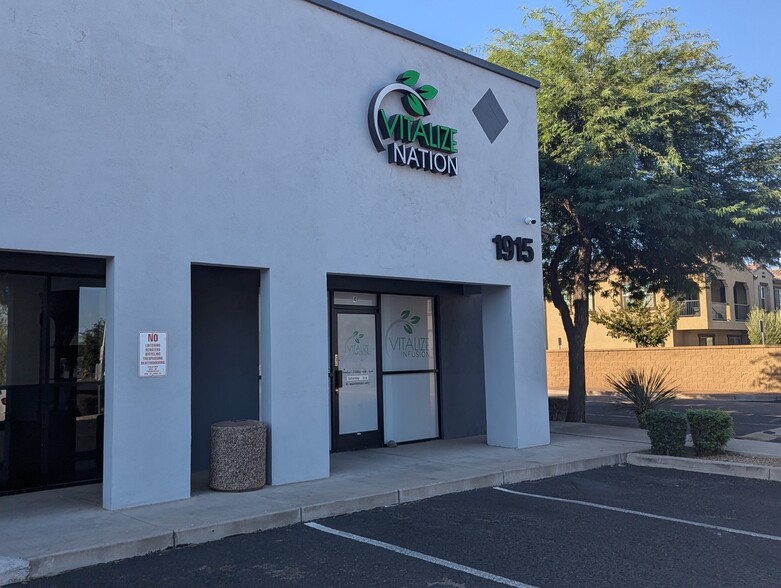 1915 E Chandler Blvd, Chandler, AZ for lease - Building Photo - Image 3 of 19