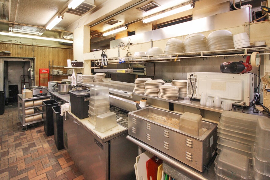 1420 W Jackson St, Macomb, IL for lease - Interior Photo - Image 2 of 19