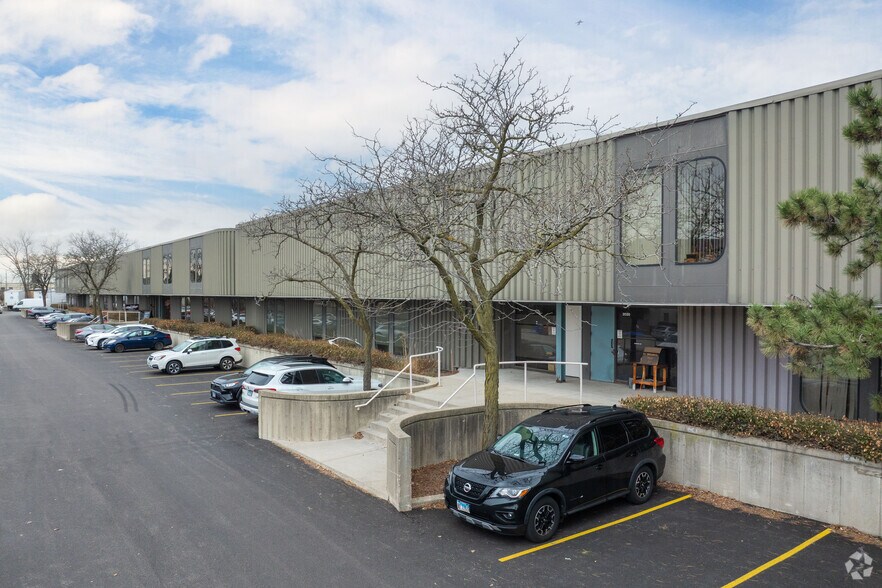 1900-2080 S Carboy Rd, Mount Prospect, IL for lease - Primary Photo - Image 3 of 6