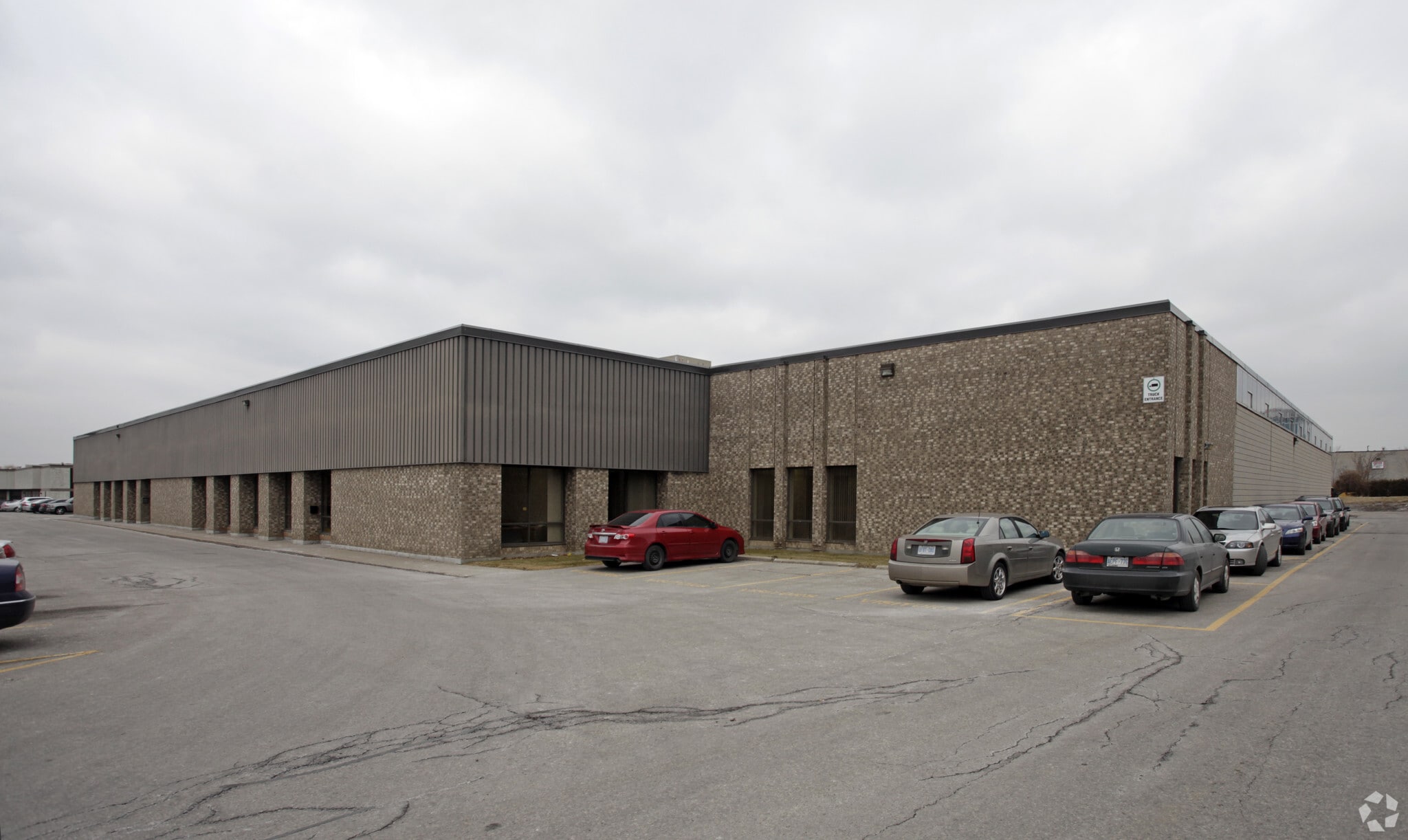 130-146 Sparks Ave, Toronto, ON for lease Primary Photo- Image 1 of 3