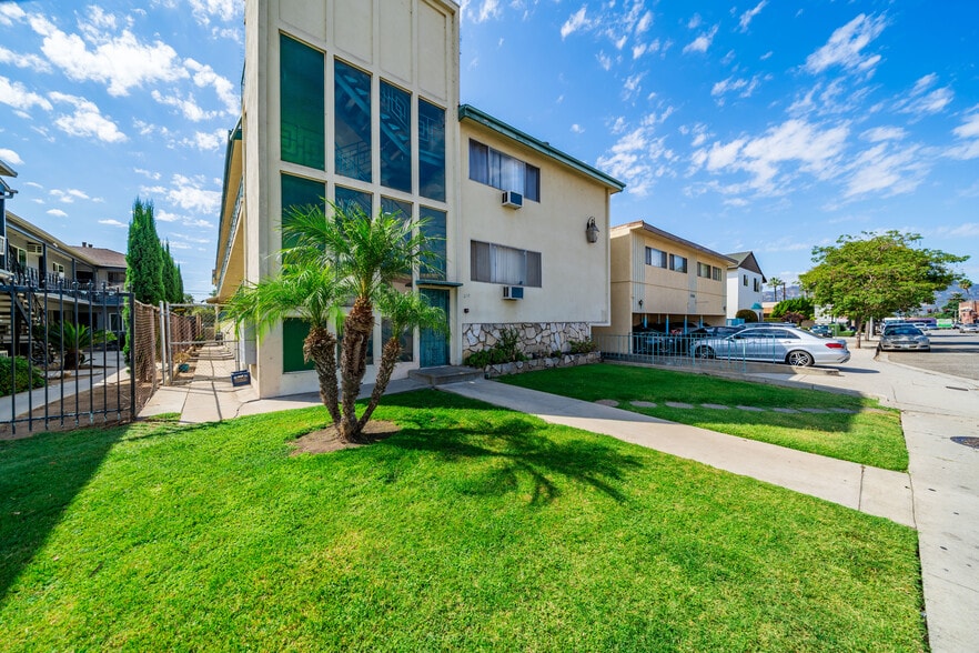 214 E Chevy Chase Dr, Glendale, CA for sale - Building Photo - Image 1 of 28