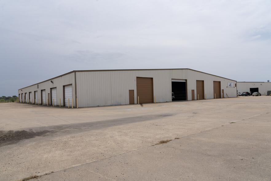 225 Metro Dr, Terrell, TX for lease - Building Photo - Image 2 of 35