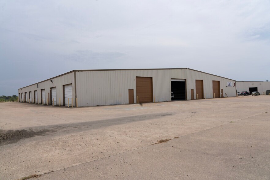 225 Metro Dr, Terrell, TX for lease - Building Photo - Image 3 of 35