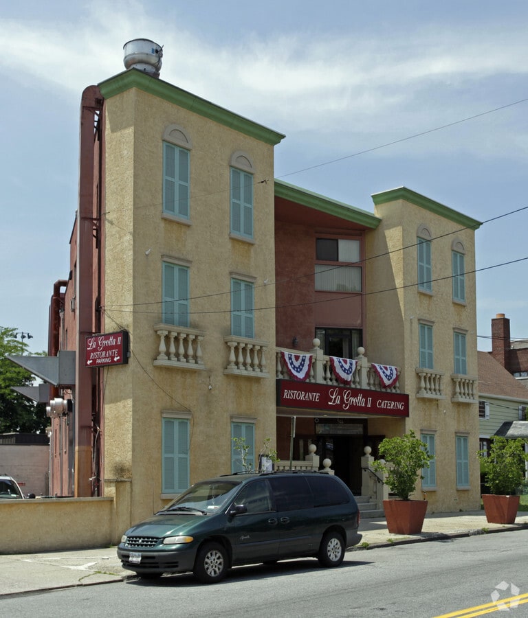 811 McLean Ave, Yonkers, NY 10704