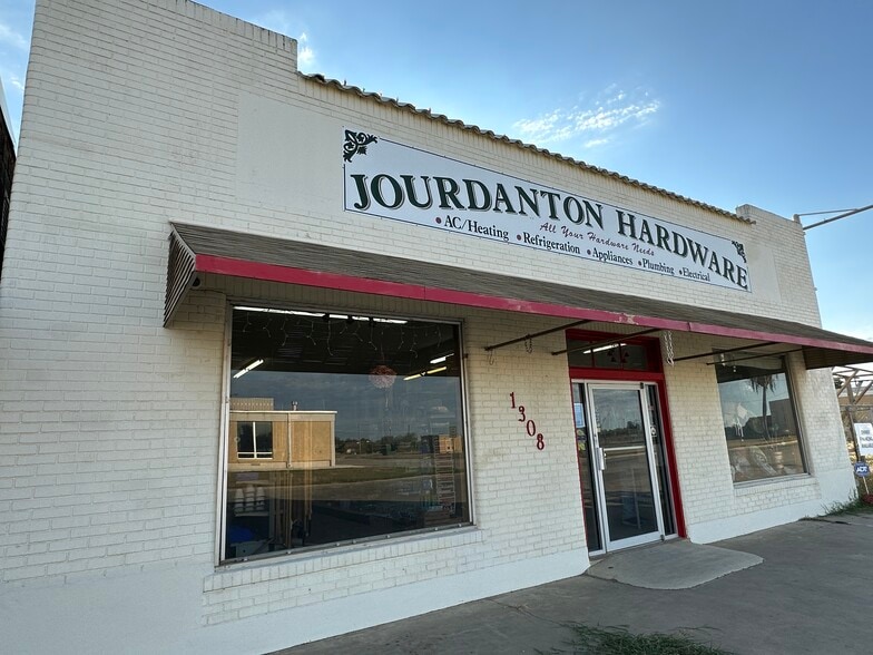 1308 Simmons Ave, Jourdanton, TX for sale - Building Photo - Image 3 of 12