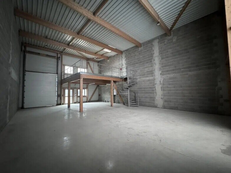 Flex in Saint-Vulbas for sale - Building Photo - Image 3 of 6