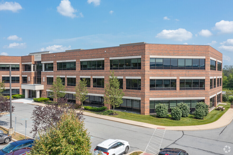 3477 Corporate Pky, Center Valley, PA for lease - Building Photo - Image 2 of 5