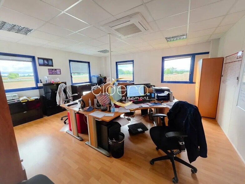 Office in Gerzat for lease - Interior Photo - Image 2 of 11