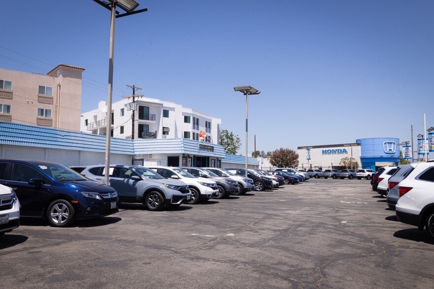 Lankershim Collection portfolio of 2 properties for sale on LoopNet.com - Building Photo - Image 3 of 3