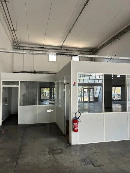 Retail in Aubagne for lease - Interior Photo - Image 3 of 8