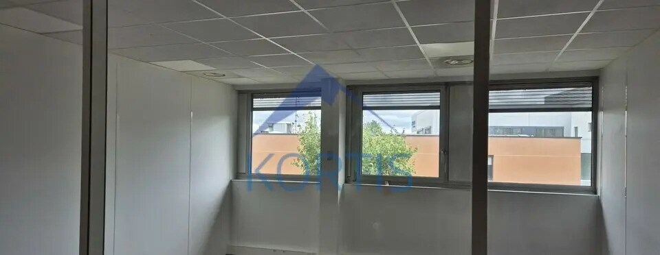 Office in Bron for lease - Interior Photo - Image 2 of 5