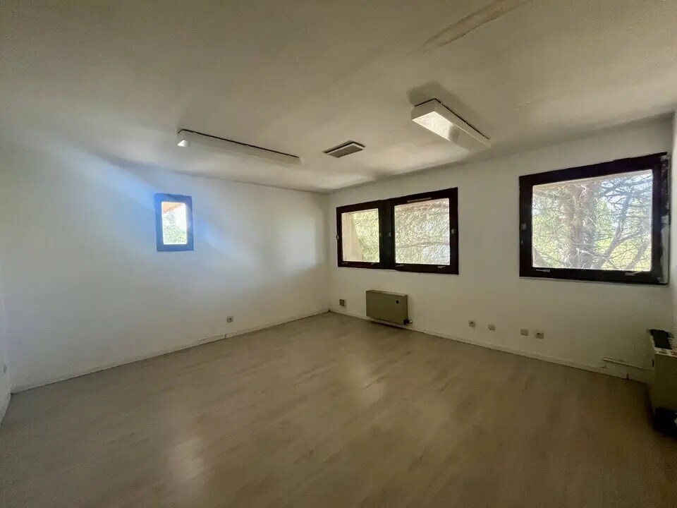 Office in Arles for lease Interior Photo- Image 1 of 6