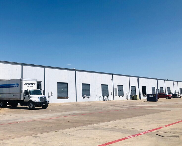 808 S Blue Mound Rd, Fort Worth, TX for lease - Building Photo - Image 3 of 12