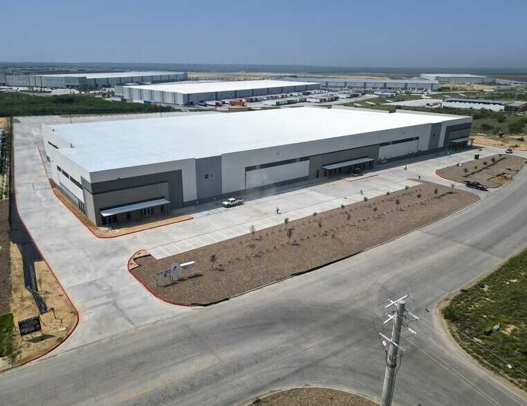 1105 Beltway Pky, Laredo, TX for lease - Building Photo - Image 1 of 5