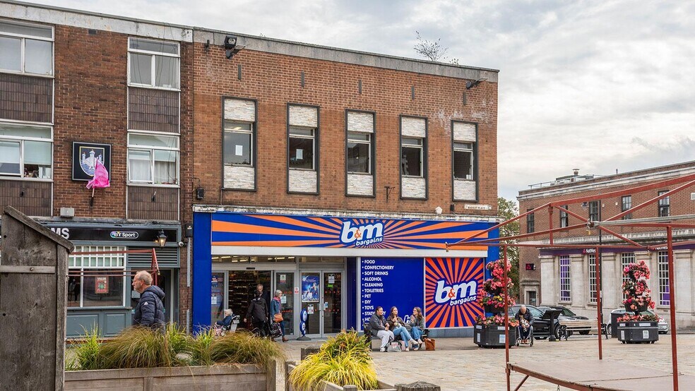 45 Market Pl, Pontefract for sale - Building Photo - Image 2 of 7