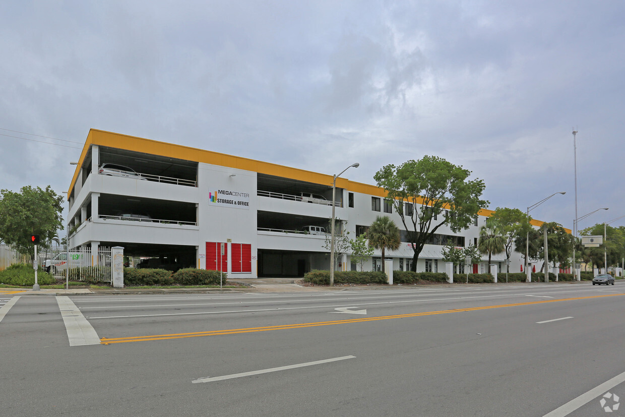 1000 W Pembroke Rd, Hallandale Beach, FL for lease Building Photo- Image 1 of 7