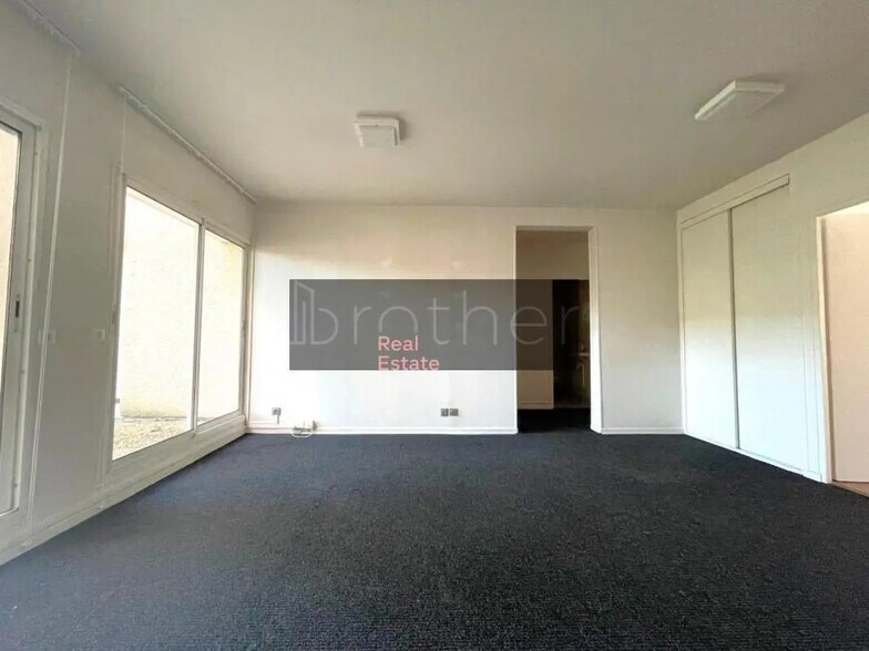 Office in Bordeaux for lease - Interior Photo - Image 2 of 6