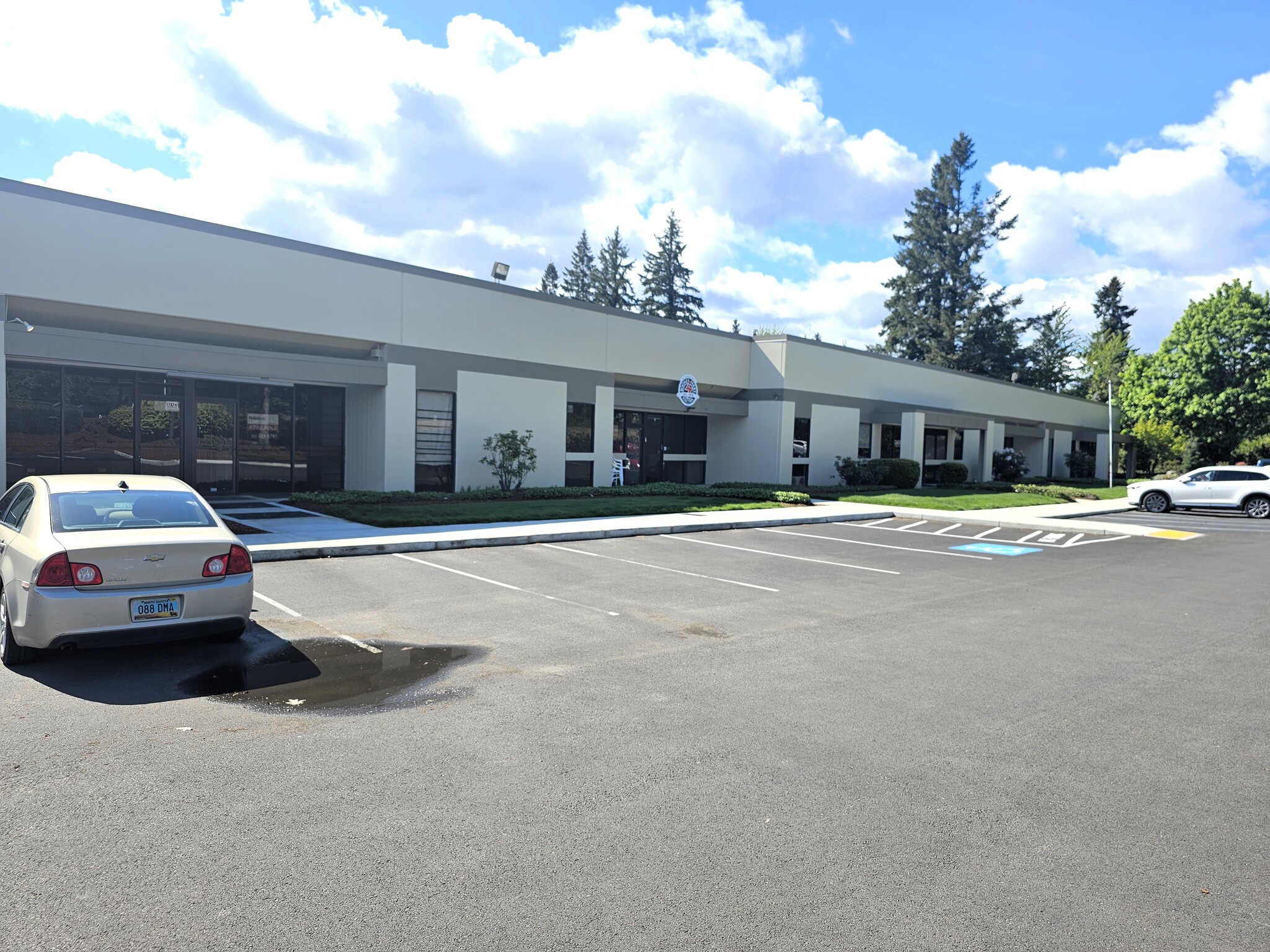 9325-9425 SW Commerce Cir, Wilsonville, OR for lease Building Photo- Image 1 of 9