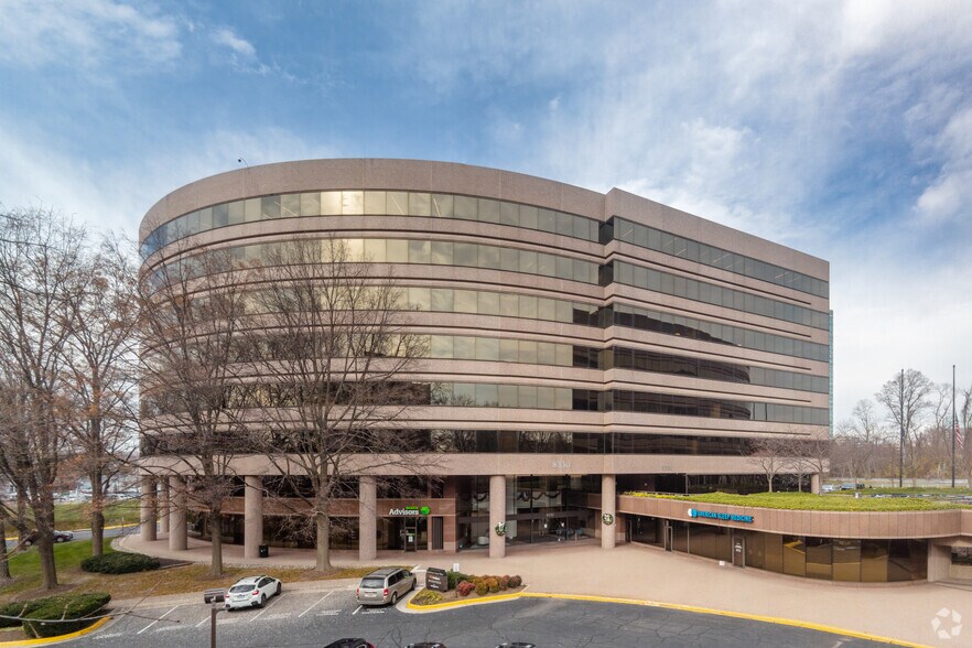 8330 Boone Blvd, Vienna, VA for lease - Building Photo - Image 1 of 8