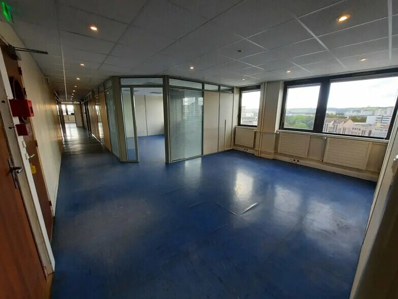 Office in Rouen for lease - Building Photo - Image 3 of 13