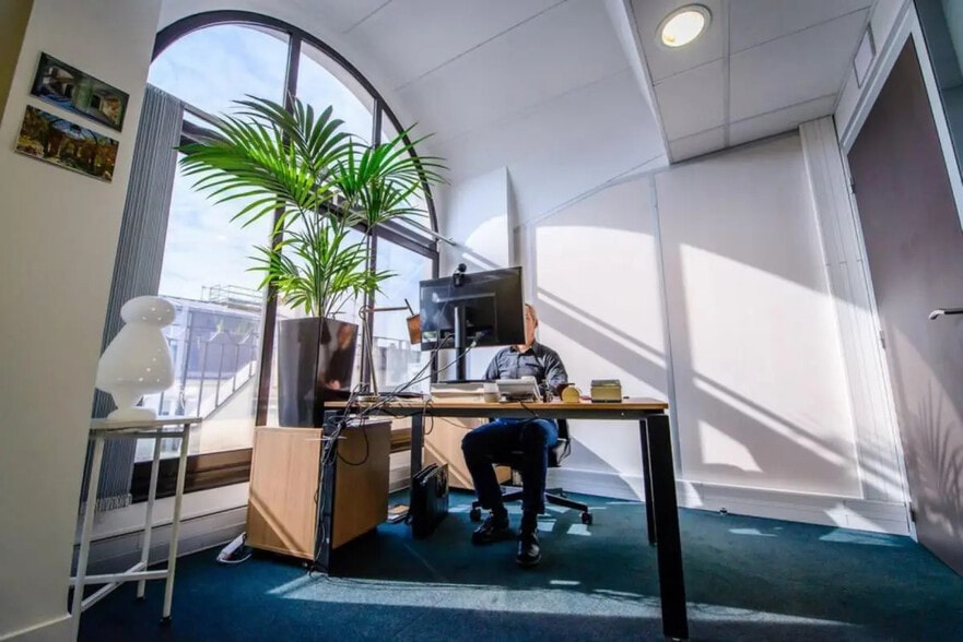 20-22 Rue Des Petits Hôtels, Paris for lease - Interior Photo - Image 3 of 5