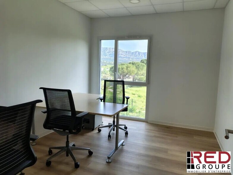 Office in Rousset for lease - Building Photo - Image 3 of 6