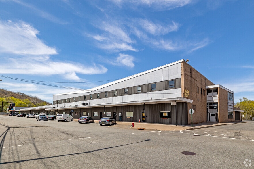 63-105 Bassett Hwy, Dover, NJ for lease - Building Photo - Image 1 of 5