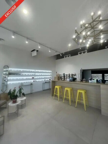 Retail in Antibes for lease - Interior Photo - Image 2 of 6