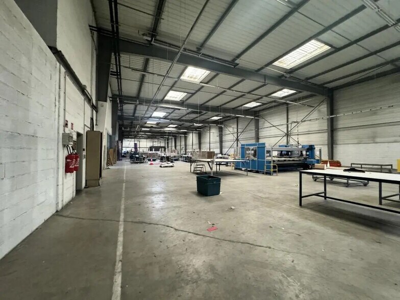 Office in La Courneuve for lease - Building Photo - Image 2 of 12