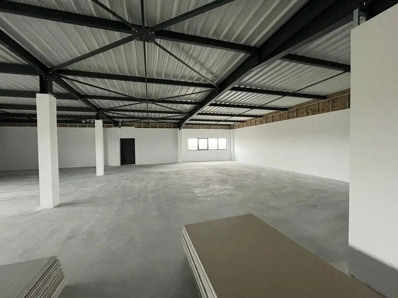 Flex in Le Mesnil-Amelot for lease - Interior Photo - Image 2 of 13