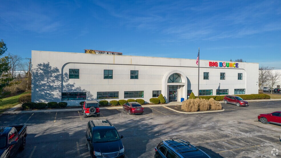 1645-1649 Gateway Cir, Grove City, OH for lease - Building Photo - Image 1 of 7