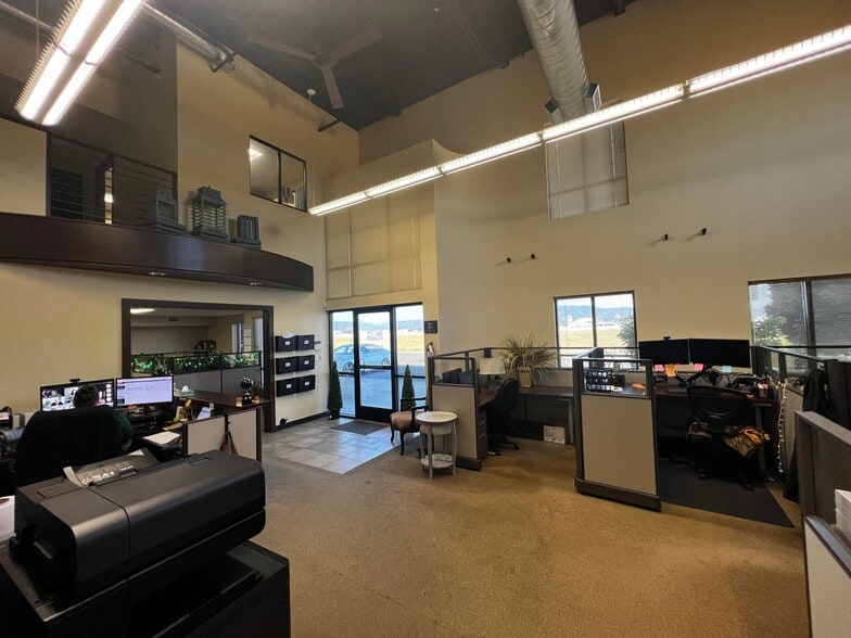 2021 Commerce Dr, Medford, OR for sale - Interior Photo - Image 2 of 11