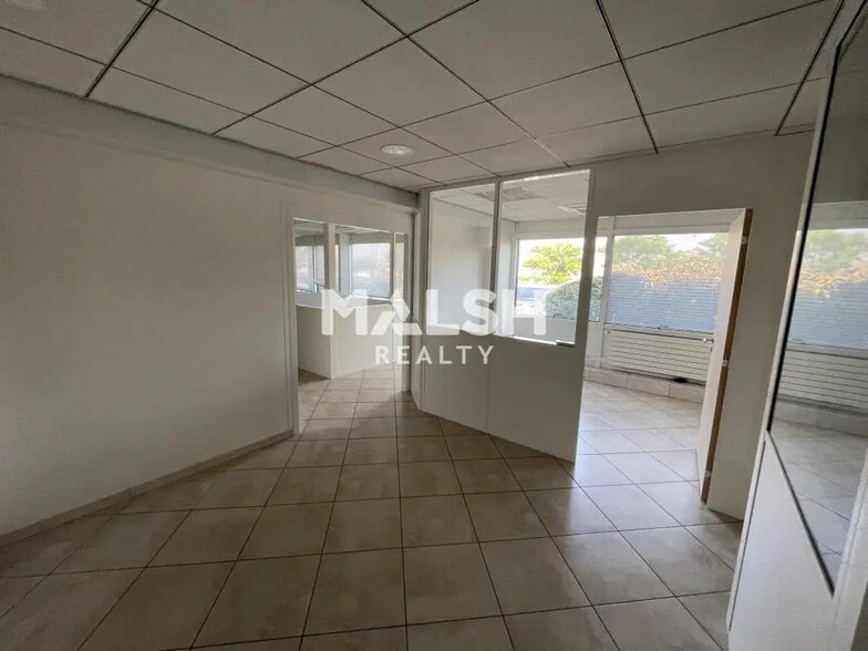 Office in Taluyers for lease - Interior Photo - Image 2 of 7