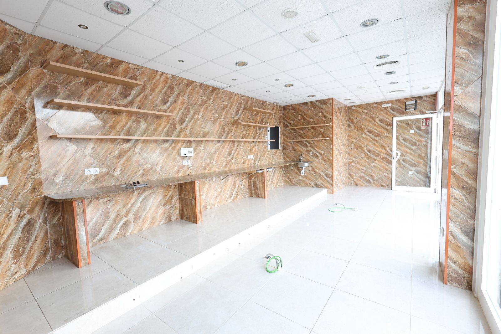 Retail in Banyeres del Penedès, Tarragona for lease Interior Photo- Image 1 of 8