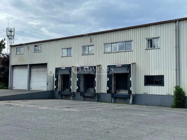 Industrial in Ormes for sale - Building Photo - Image 2 of 12
