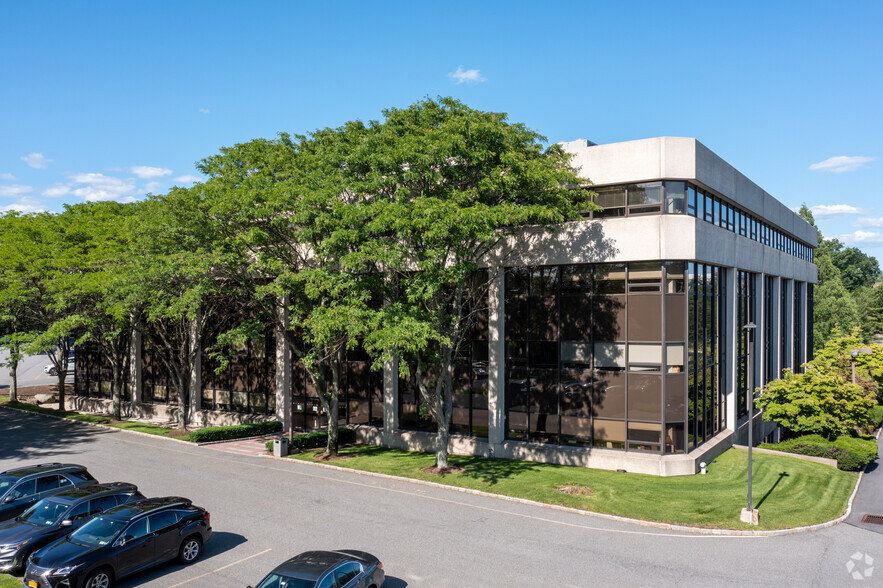 2 Westchester Park Dr, White Plains, NY for lease - Building Photo - Image 3 of 16