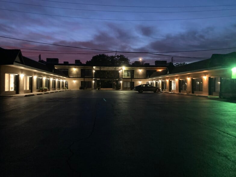 381 N York Rd, Elmhurst, IL for lease - Building Photo - Image 3 of 12