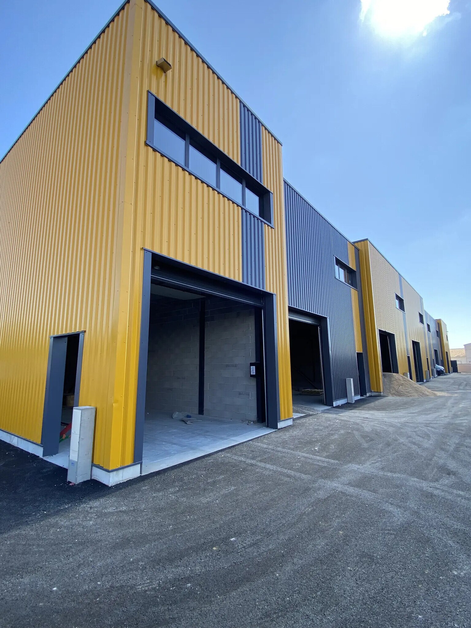 Flex in Lunel for sale Building Photo- Image 1 of 6