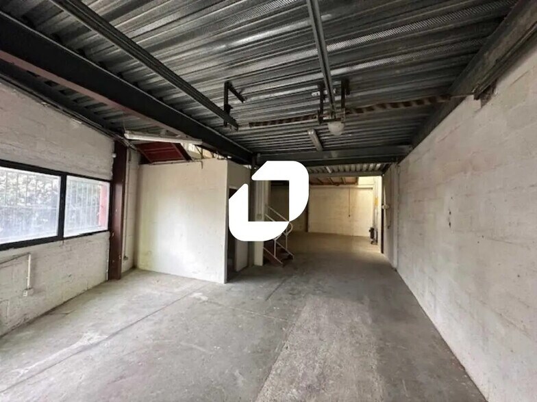 Flex in Eaubonne for lease - Interior Photo - Image 2 of 11