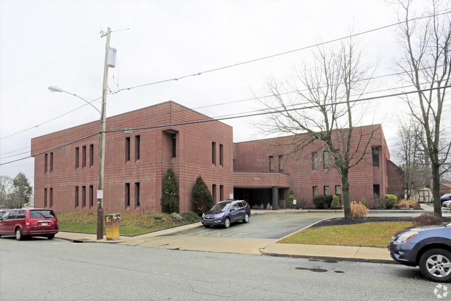 525 Jamestown Ave, Philadelphia, PA for lease - Building Photo - Image 1 of 3