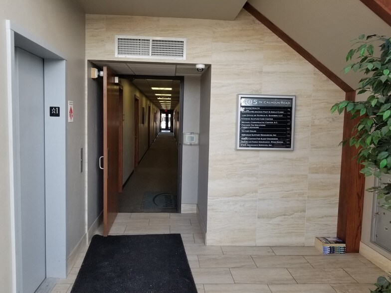 405 N Calhoun Rd, Brookfield, WI for sale - Interior Photo - Image 1 of 1