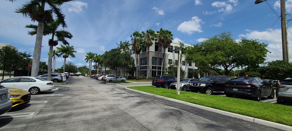 7950 NW 53rd St, Doral, FL for lease - Building Photo - Image 3 of 8