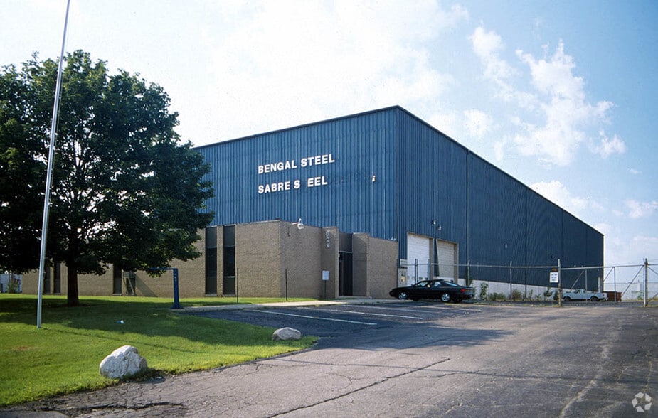 23680 Research Dr, Farmington Hills, MI for lease - Building Photo - Image 2 of 6