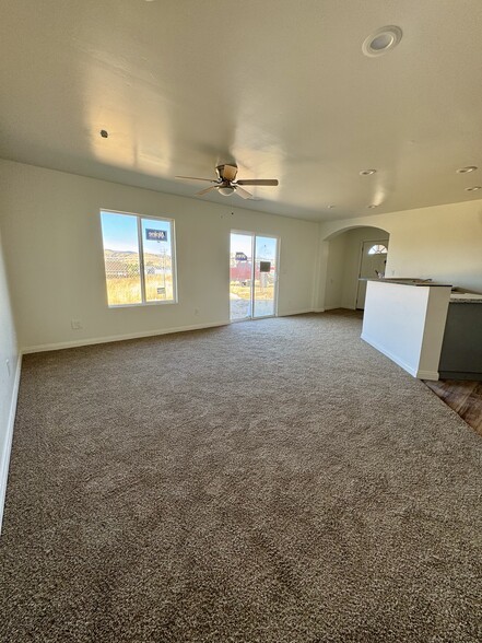 21605 Golden Star Blvd, Tehachapi, CA for sale - Interior Photo - Image 2 of 20